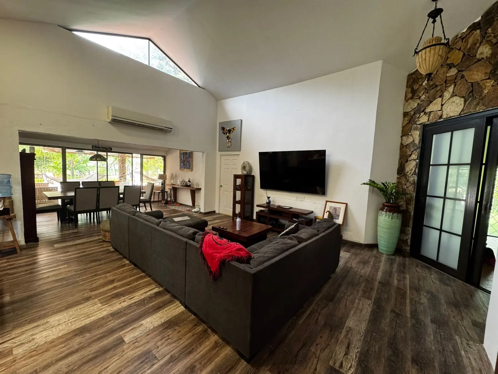 Living room under the vaulted ceiling — lakeside home for sale at Club Ecuestre de Coronado, Panama
