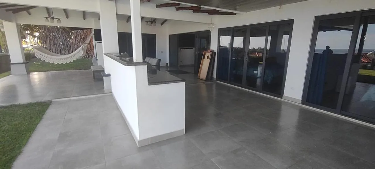Open plan onto the terrace — ocean-view home for sale in Terrazas de Vista Mar, San Carlos, Panama